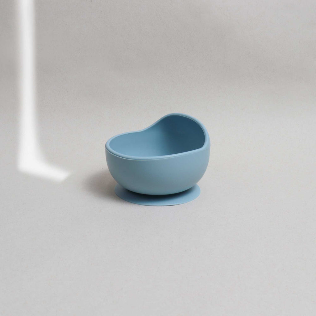 Bowl entrenador adherible, hecho de silicona grado alimenticio, especial para la alimentación complementaria, color azul, marca Moggy.